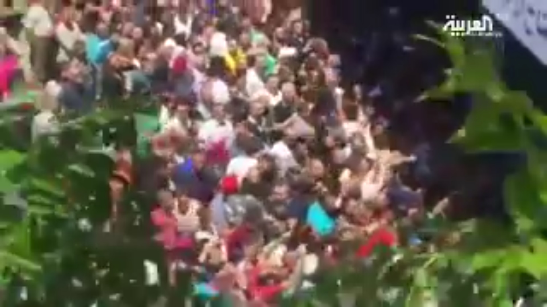فيديو صادم.. مئات اللبنانيين يتدافعون أمام محل في جبيل بسبب التخفيضات