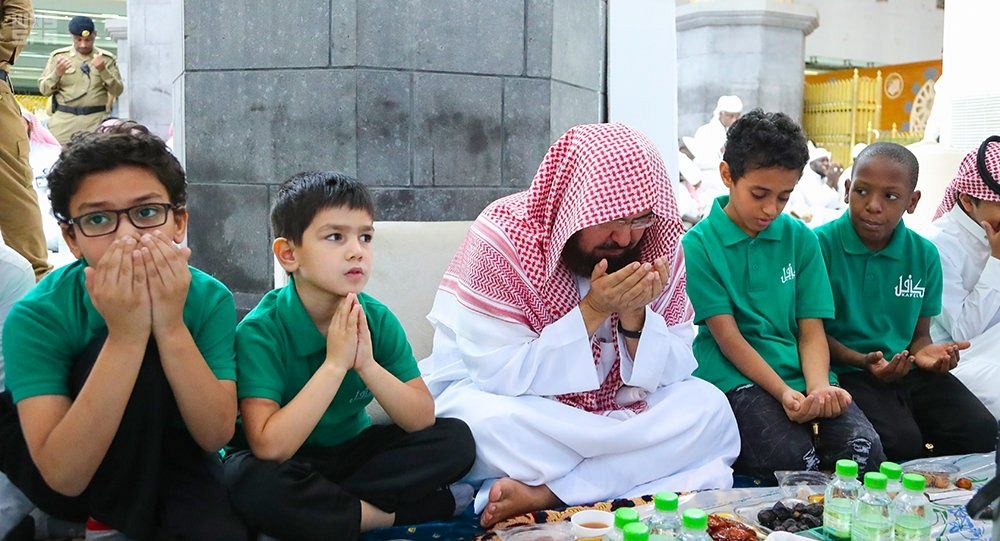 لقطات لإفطار الشيخ السديس مع أبناء كافل وكهاتين في المسجد الحرام