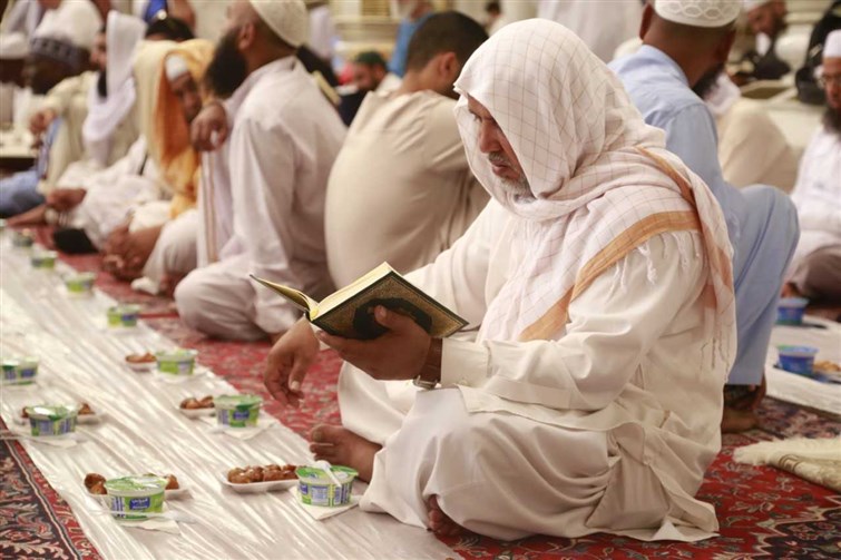 الصائمون يجسدون روح التلاحم على موائد الإفطار في المسجد النبوي