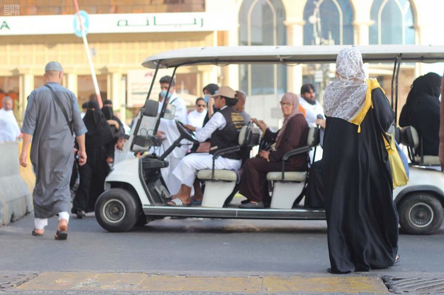 عربات الجولف لإيصال العَجَزة للمسجد الحرام