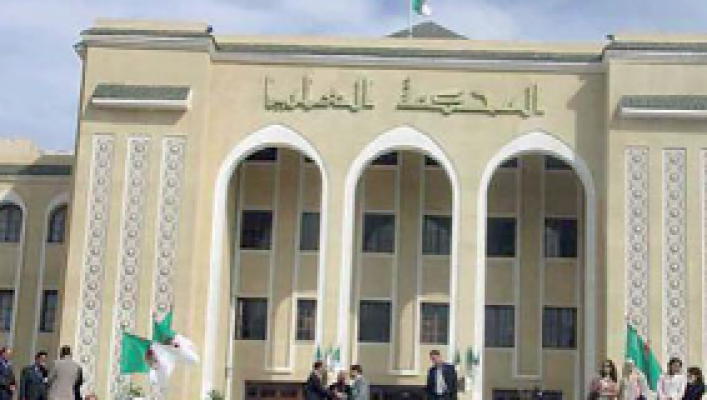 إحالة رئيسي وزراء سابقين في الجزائر إلى المحكمة العليا