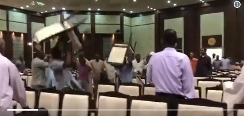 فيديو.. معركة بالكراسي بين قادة المعارضة السودانية في قاعة الصداقة