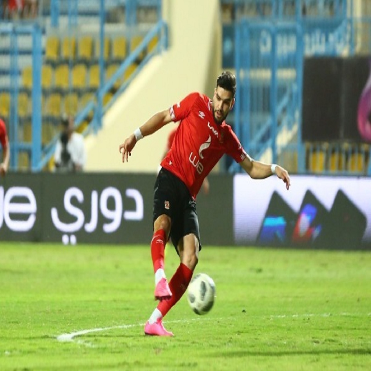 النجوم ضد الأهلي .. المارد الأحمر ينتفض بثنائية ويتصدر الدوري المصري