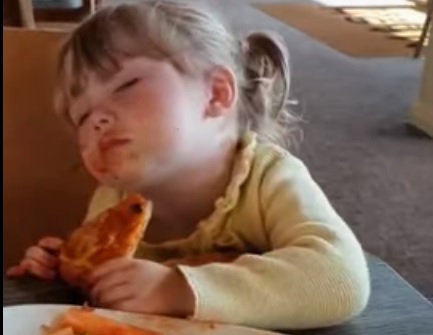 فيديو طريف .. النوم يداعب طفلة أثناء تناول الطعام