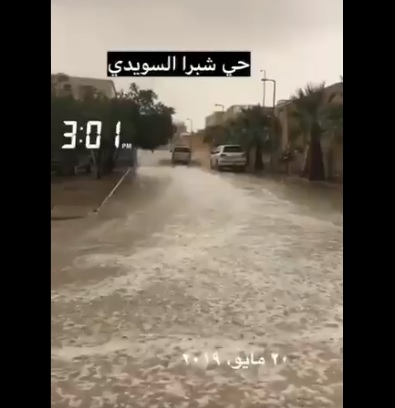 شاهد.. جريان الشوارع بعد هطول أمطار الخير على الرياض