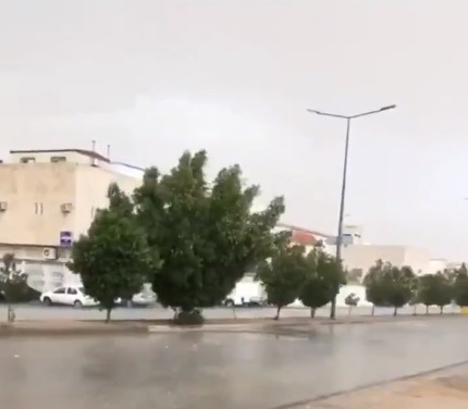 شاهد الرياض اليوم غير ..  يا زينها أمطار الخير