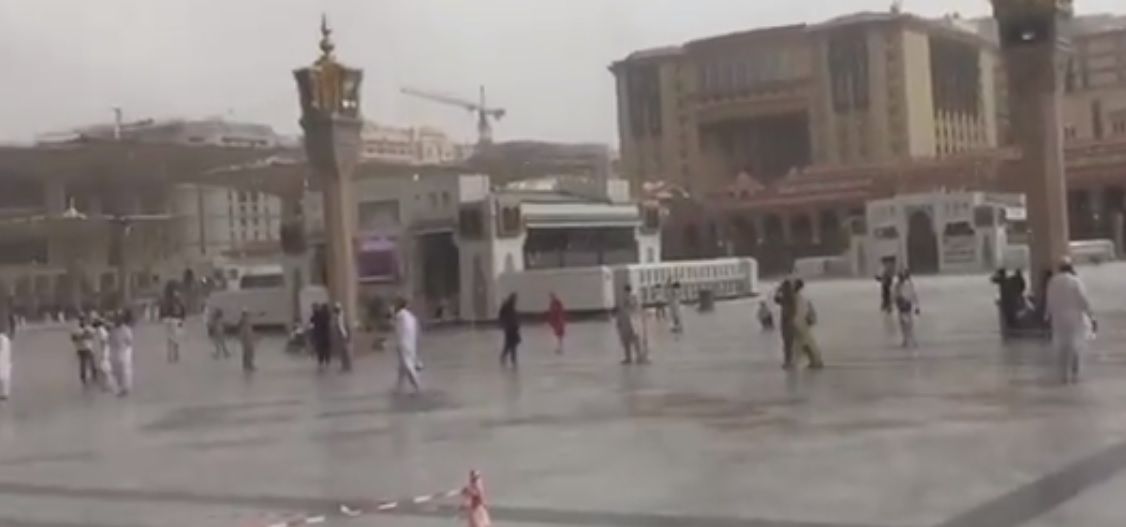 شاهد تساقط الأمطار في رحاب المسجد النبوي