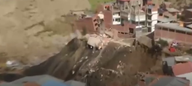 فيديو مروع .. انهيار أرضي يبتلع 66 منزلاً في بوليفيا