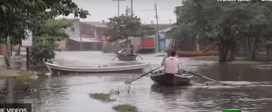 فيديو.. سكان باراغواي يُغادرون منازلهم بالمراكب بعد الفيضانات الغامرة