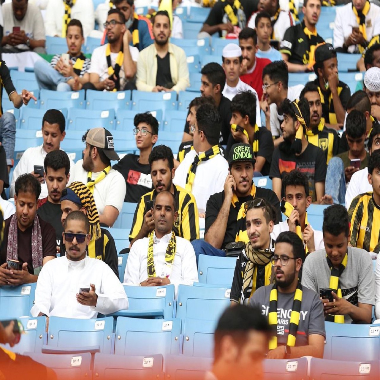 صور.. بدء توافد جماهير مباراة الاتحاد والتعاون