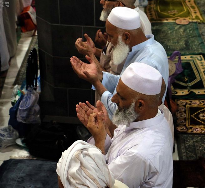 جموع المصلين يؤدون صلاة العشاء والتراويح في المسجد الحرام ليلة 27 من رمضان