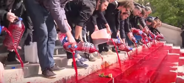 فيديو.. محتجون يلطخون سلالم ساحة تروكاديرو بالدماء في باريس