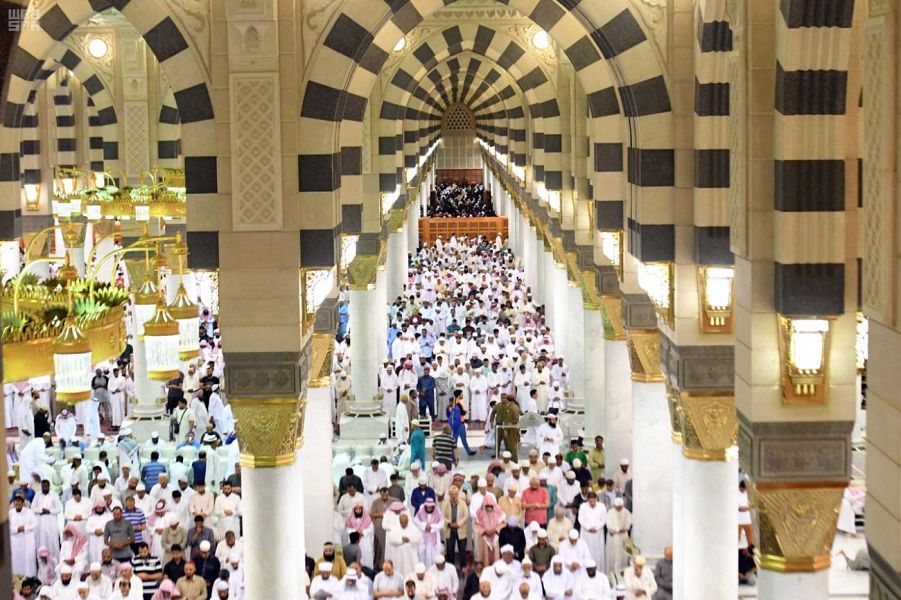 خطيب المسجد النبوي : دجل الكهنة والسحرة والعرافين والمشعوذين اختبار للإيمان