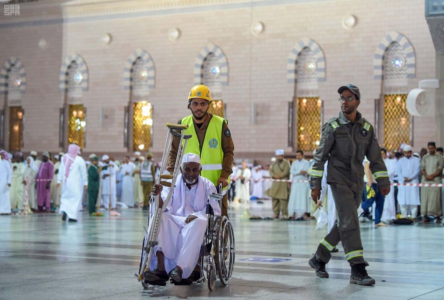 صورة مُشرفة لرجال أمن المسجد النبوي في التعامل الإنساني