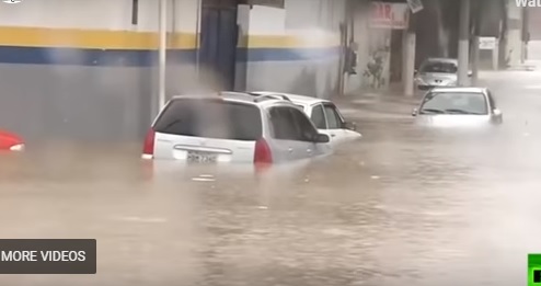 فيديو .. فيضانات عارمة وانهيارات أرضية بسبب أمطار البرازيل