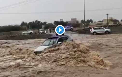 شاهد.. سيول عُمان تحتجز مركبة في منخفض الغفران