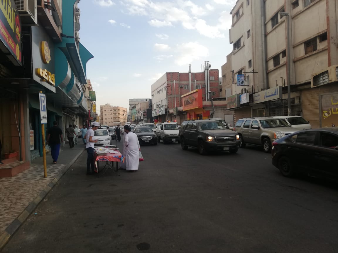 لقطات لشارع عكاظ في الطائف وجهة الأهالي الأولى في رمضان