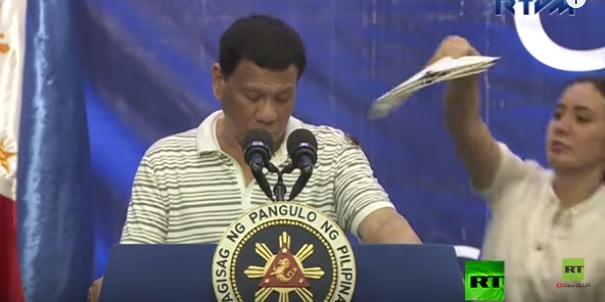 فيديو محرج.. صرصور ضخم يتسلق كتف رئيس الفلبين
