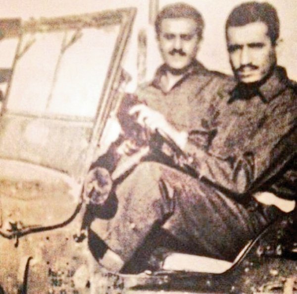 صورة قديمة لـ الملك سلمان وأخيه تركي الثاني خلال تطوعهما في الجيش المصري