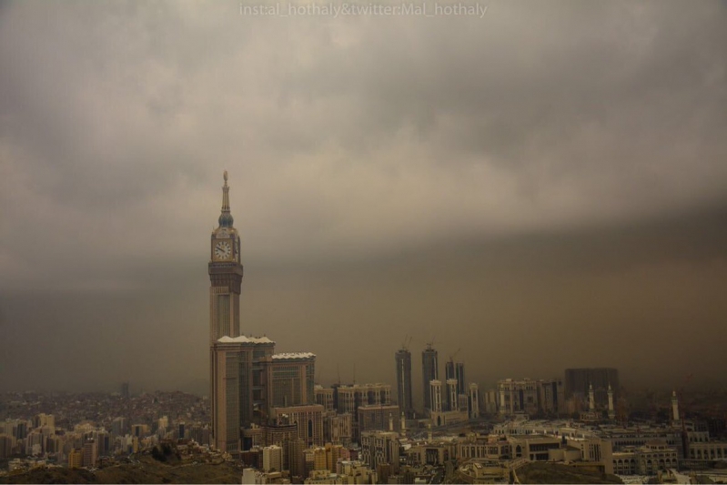 موجة غبار تضرب محافظات مكة حتى السابعة مساء