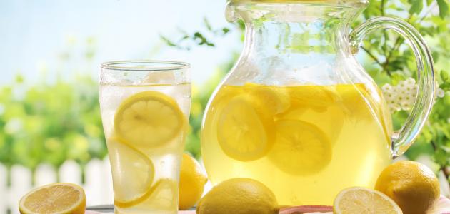أيهما أفضل عصير الليمون الساخن أم البارد؟