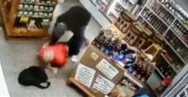 فيديو.. اللص المسلح اقتحم المتجر لسرقته فتلقى رصاصة