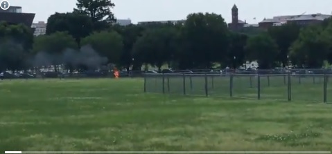 فيديو.. شخص يضرم النار في نفسه قرب البيت الأبيض