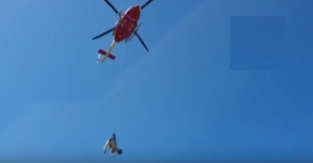 فيديو.. هليكوبتر تنقذ بقرة سقطت بمنحدر ساحلي في إيطاليا