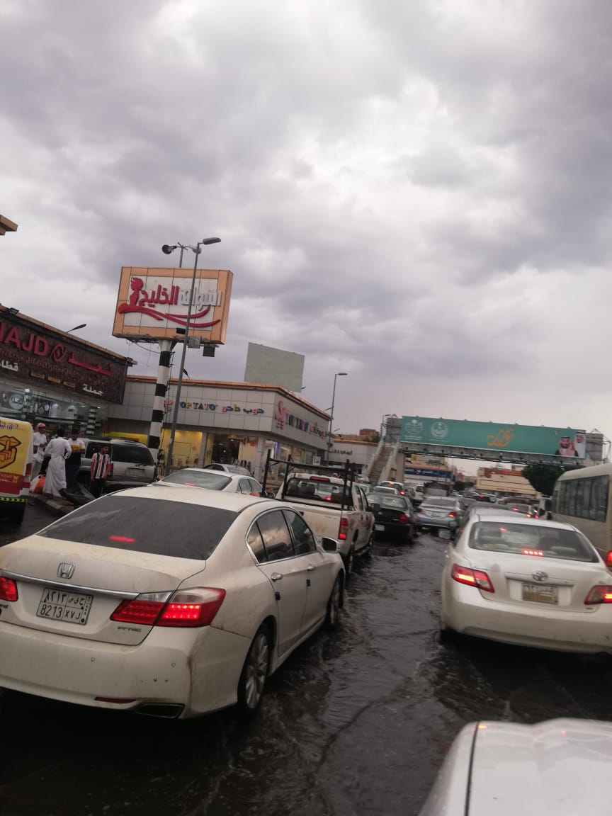فيديو وصور.. أمطار وسيول كلاخ الطائف تحتجز الأهالي وتجرف المركبات