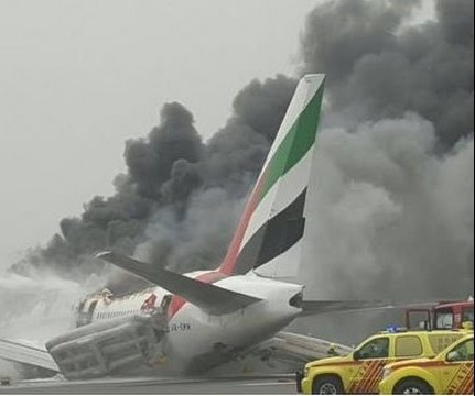 الإمارات تعلن وفاة جميع ركاب حادث طائرة مطار دبي