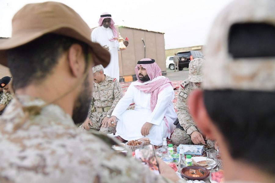 صور.. نائب أمير جازان يشارك المرابطين بالحد الجنوبي وجبة الإفطار