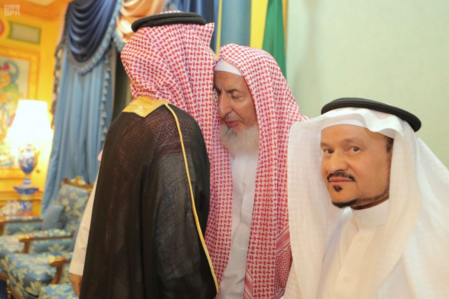 نائب أمير مكة المكرمة يزور مفتي المملكة في منزله