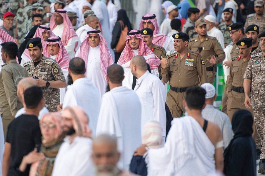 وزير الداخلية يتفقد أمن المسجد الحرام والساحات المحيطة به