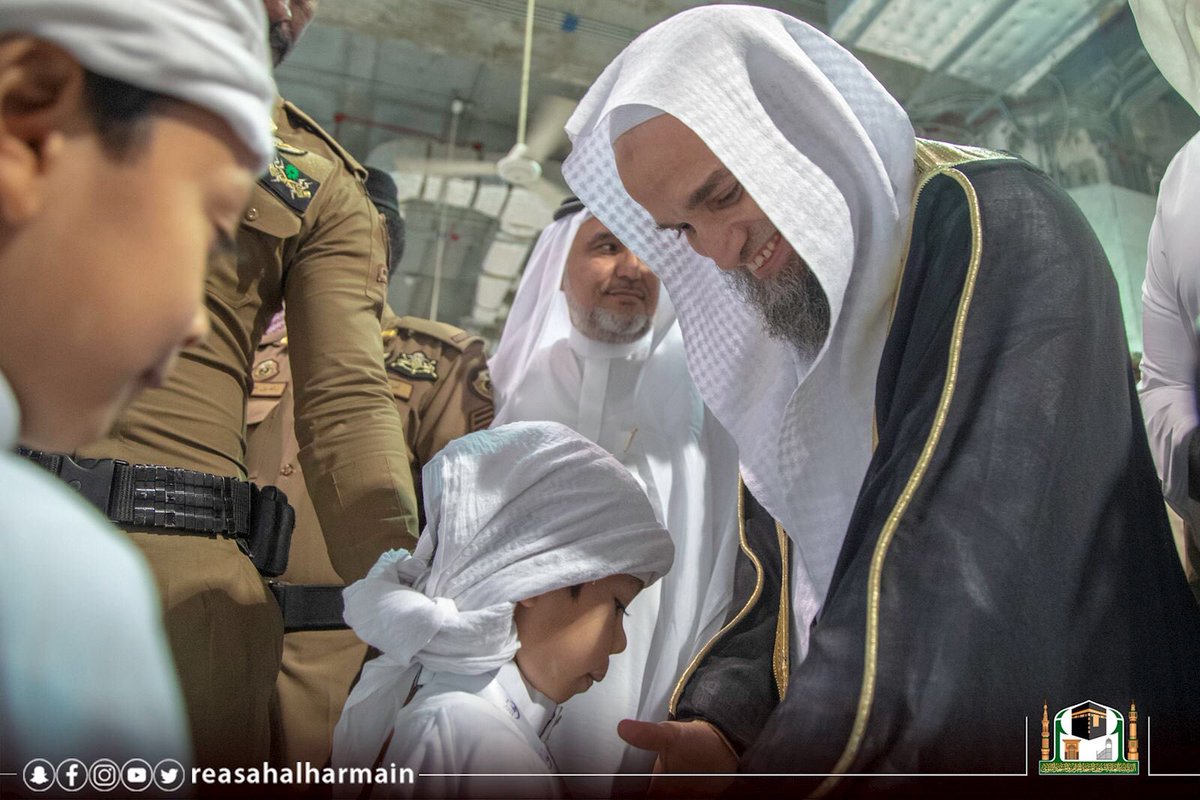 لقطات مؤثرة لاستقبال مجموعة من أبناء الشهداء في المسجد الحرام