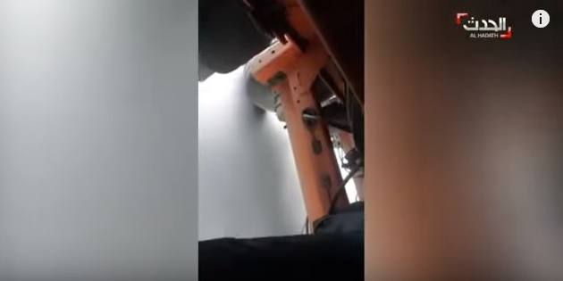 فيديو .. يمني يربط نفسه أسفل شاحنة لاجتياز الحدود