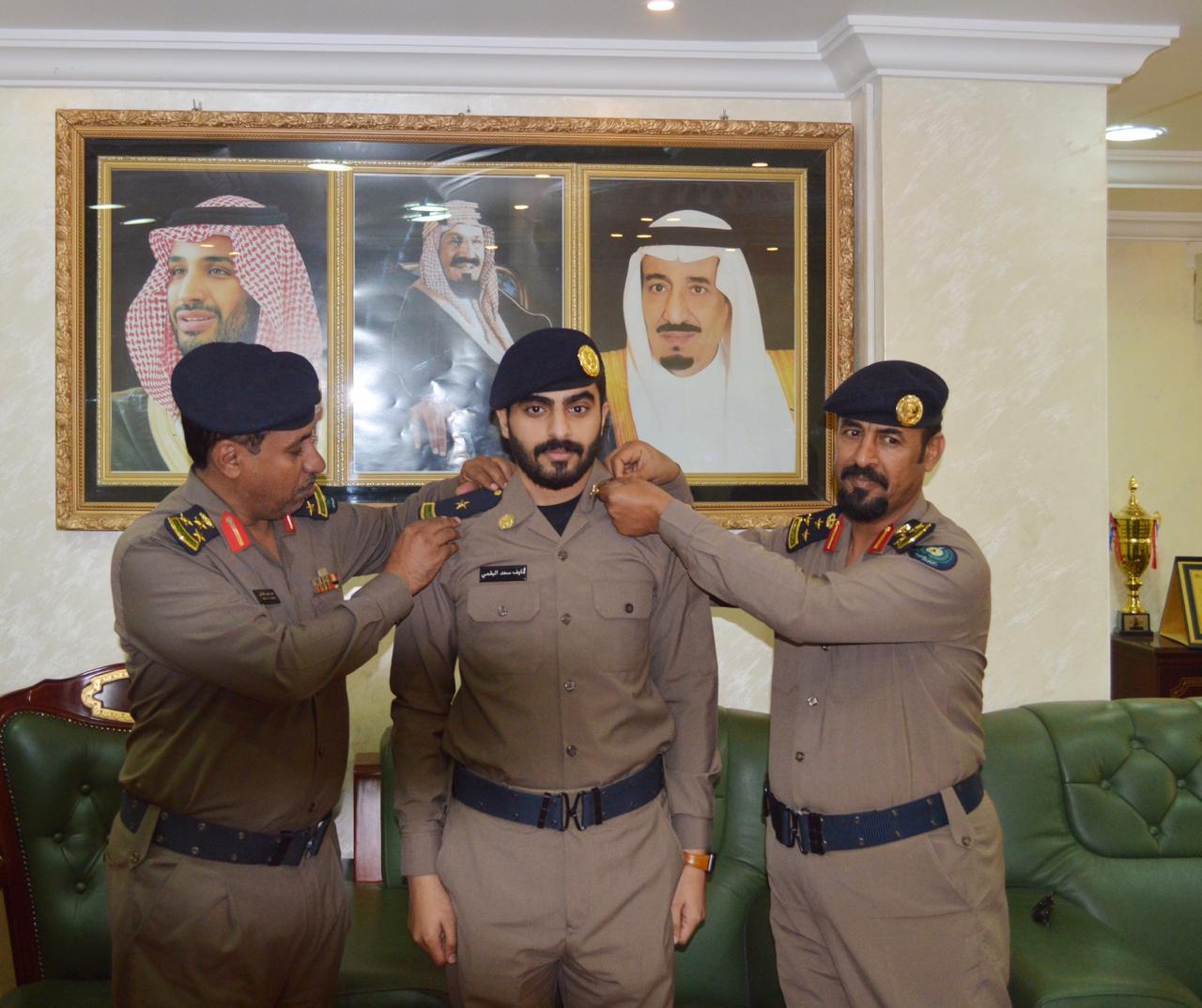 مدير مدينة الطائف يقلد عدداً من خريجي كلية الملك فهد الأمنية بحسب ترتيب صحيفة المواطن الإلكترونية