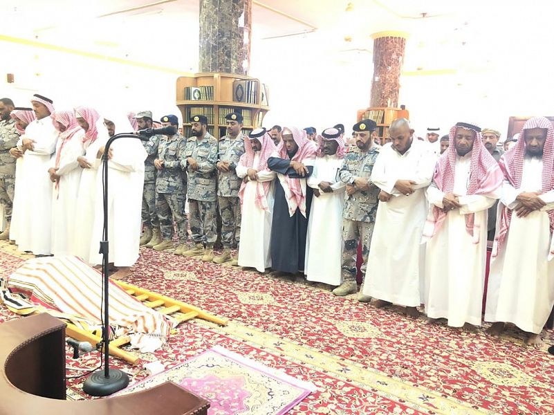 أهالي الحرث يؤدون صلاة الميت على الشهيد جاري