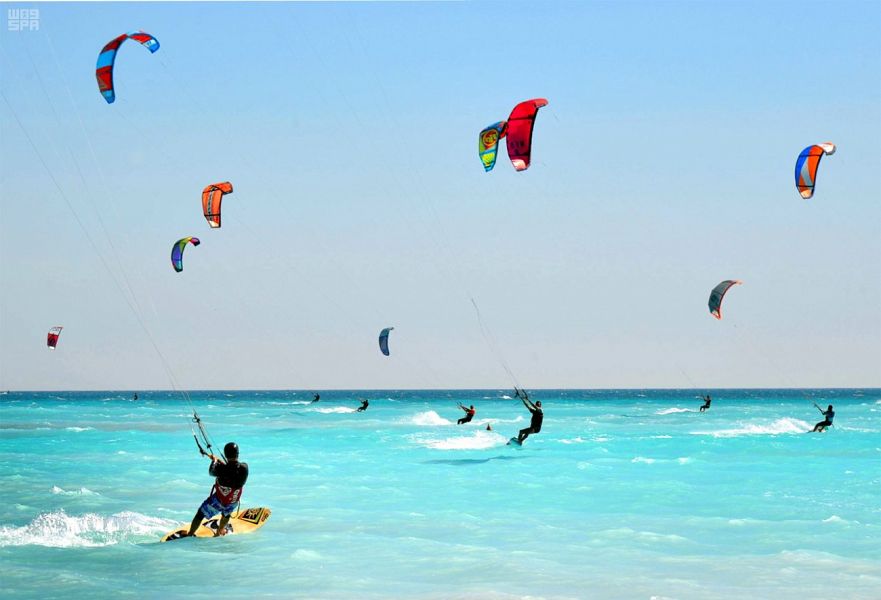 انطلاق بطولة ركوب الأمواج بالشراع الأولى في المملكة من شاطئ يام