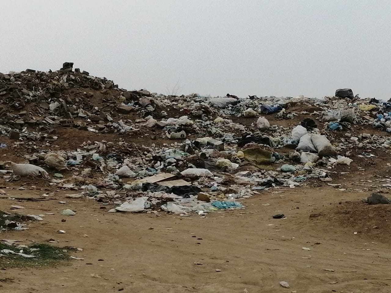 قرية أبو حجر بصامطة تخنقها النفايات وبدون أعمدة إنارة أو مياه ومقابرها مفتوحة!
