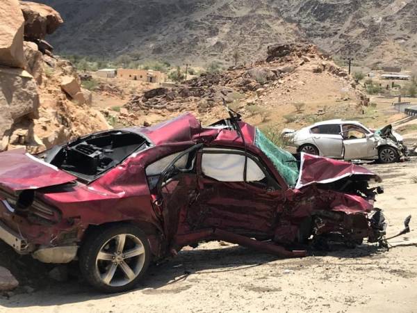 صور.. وفاة 3 أشخاص في تصادم مروع بين 6 مركبات على طريق بيشة – الخميس
