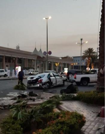فيديو وصور.. سيارة تقتحم مواقف مول وتحطم واجهة بنك في جدة