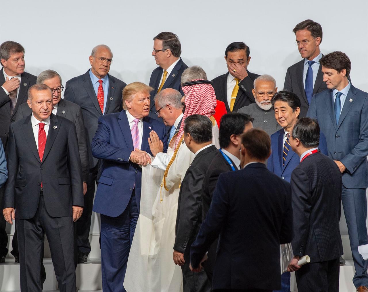 شاهد الفيديو.. قادة العالم حول ولي العهد في G20