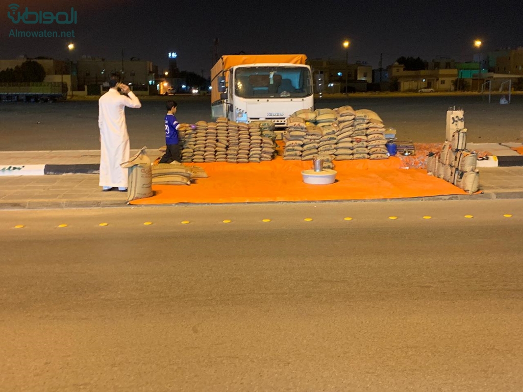 شباب حفر الباطن يبيعون زكاة عيد الفطر والمتسولات يدخلن على الخط!