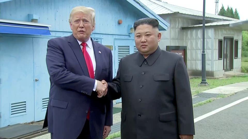 بالصور.. ترامب يعبر الحدود إلى كوريا الشمالية ويصافح كيم