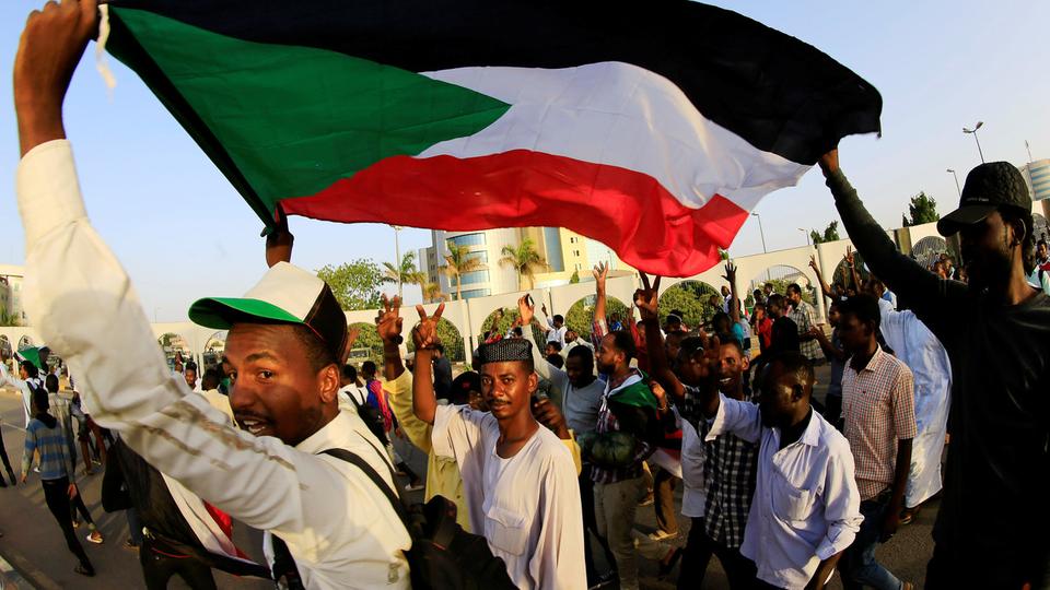 العسكري السوداني: وجودنا في الفترة الانتقالية ليس حبا في السلطة ولكن لحماية الشعب