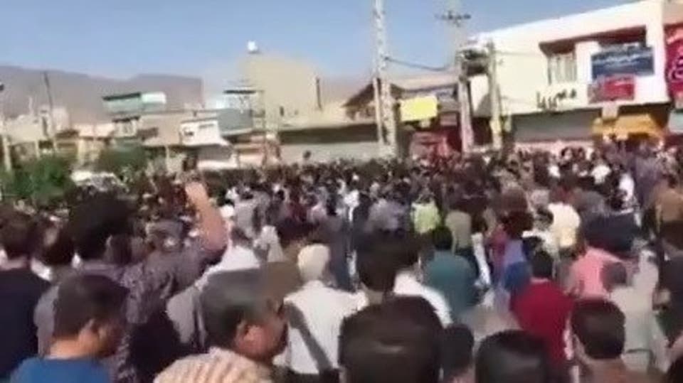 فيديو.. مظاهرات في إيران ضد الغلاء والشرطة تهاجم المحتجين
