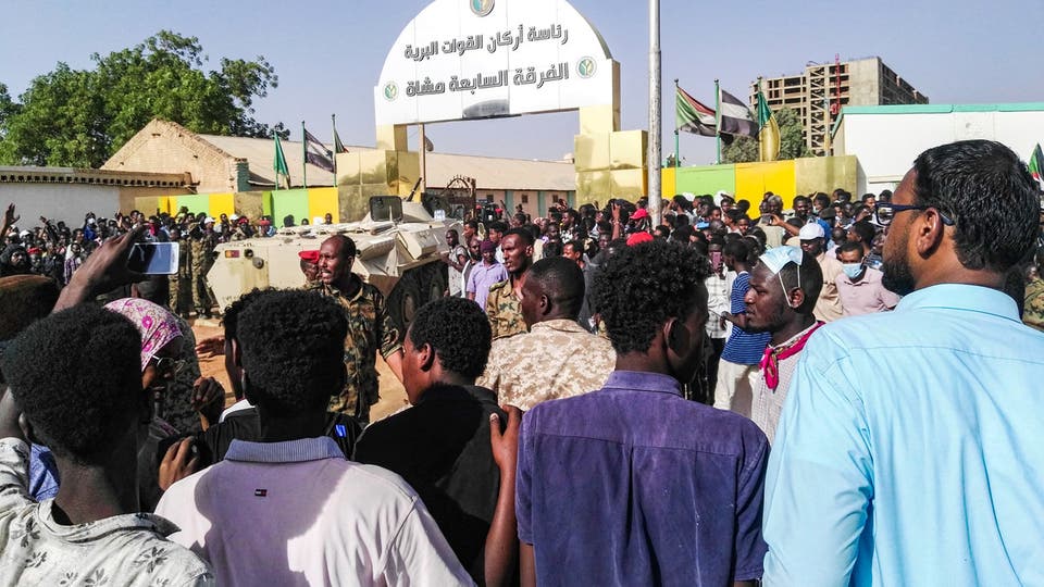 الجيش السوداني يطالب الجميع بالابتعاد عن الأماكن العسكرية