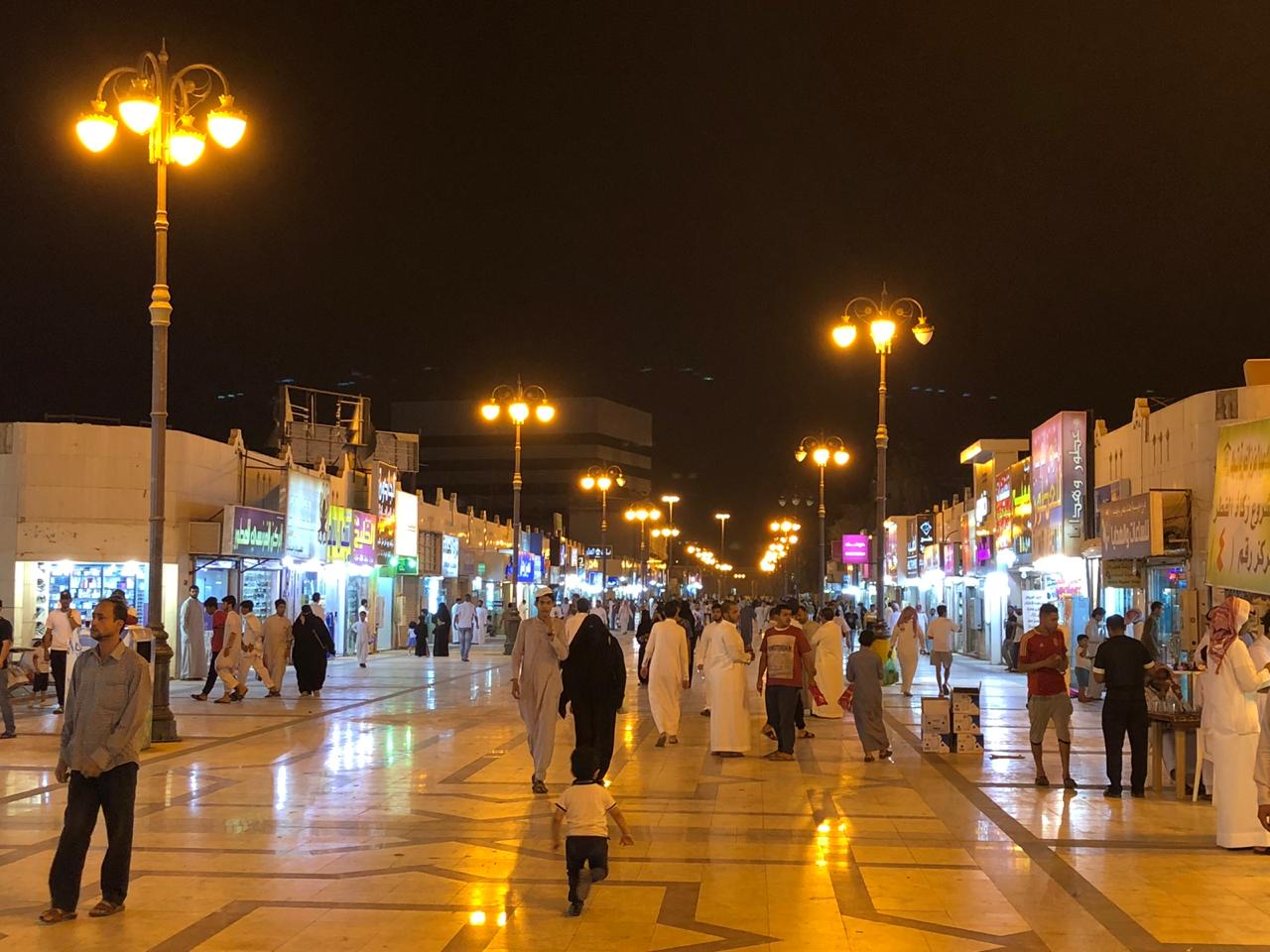 “المواطن” وسط أسواق تبوك في ليلة العيد: أسعار مبالغ فيها بدون رقابة