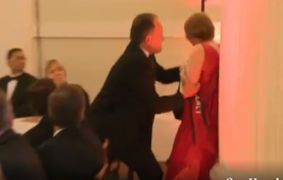 شاهد.. وزير بريطاني يعتدي على امرأة في حفل رسمي ويحيل نفسه للتحقيق
