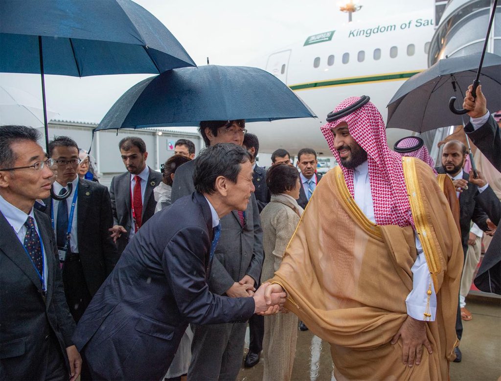 شاهد الفيديو.. استقبال الأمير محمد بن سلمان في اليابان تحت زخات المطر